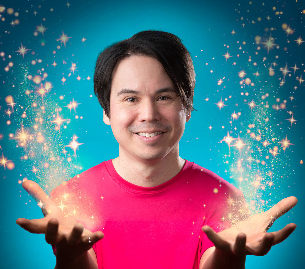 Magicien Yan avec étoile dans les mains et t-shirt rose