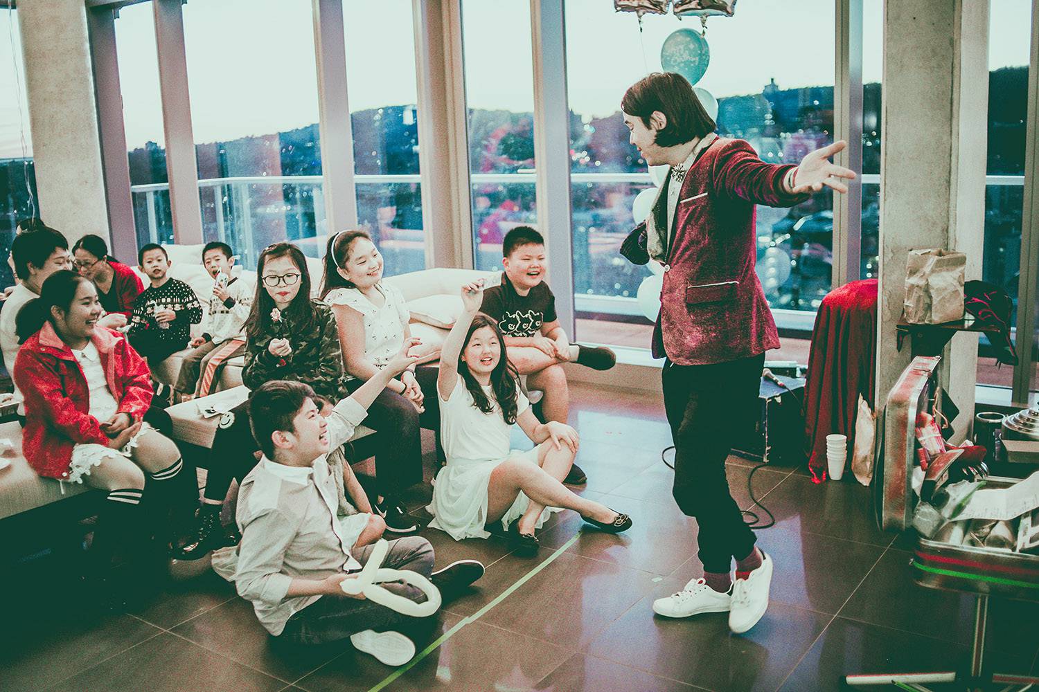 group d'enfant qui s'amuse avec Yan le magicien