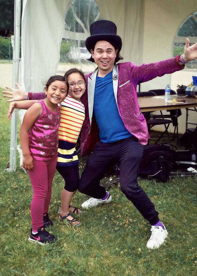 2 petites filles avec Yan le magicien