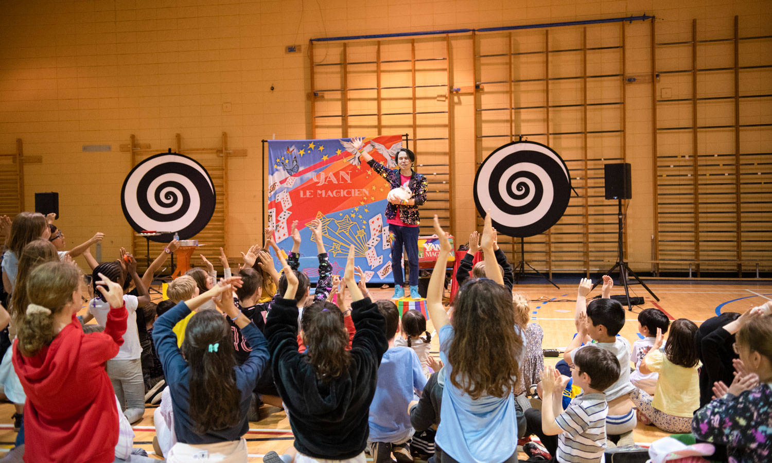 Élèves du primaire applaudient Yan le magicien et son lapin