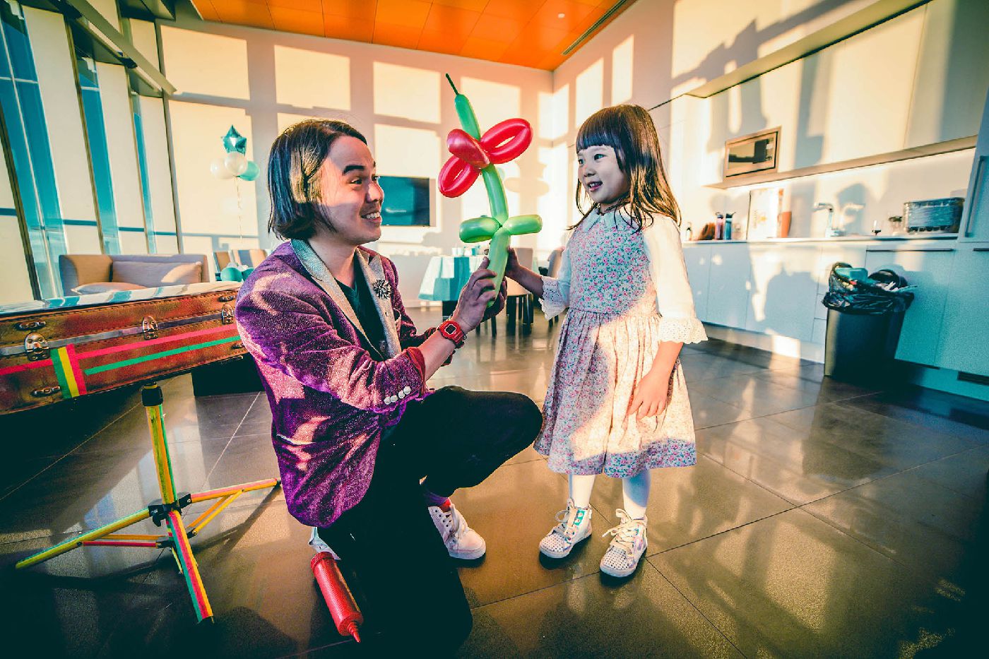 Yan offre une sculture de ballon a une petite fille