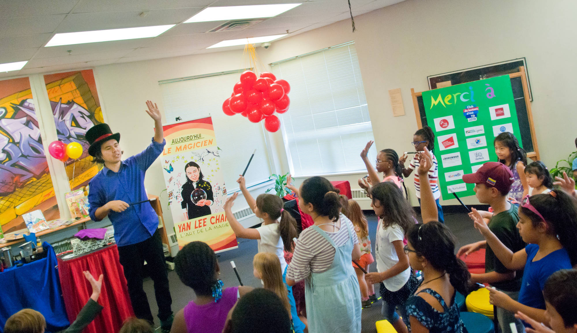 yan le magicien avec groupe d'enfant à la bibliothèque 