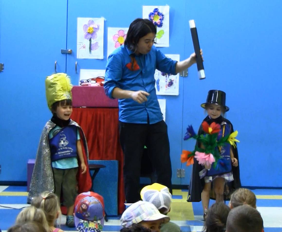 2 enfants qui fond de la magie avec Yan le magicien