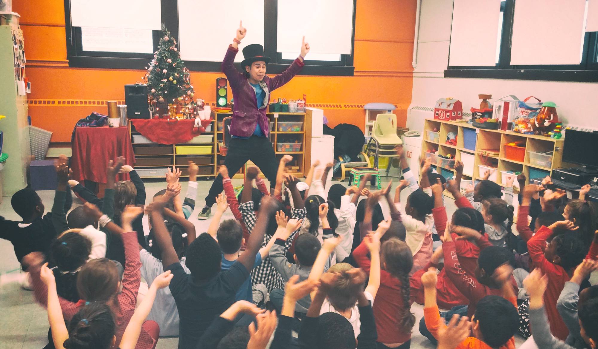 10 enfants qui font de la magie avec une fleur et Yan