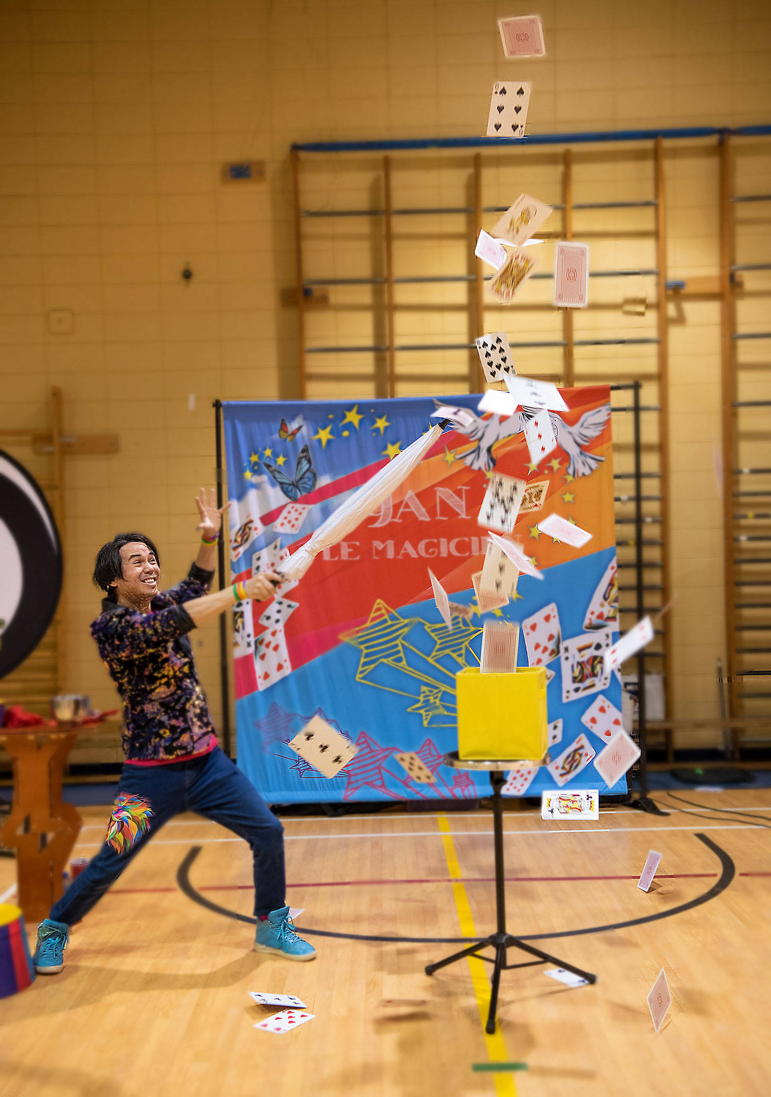 Magicien qui plante un parapluie dans une pluie de carte