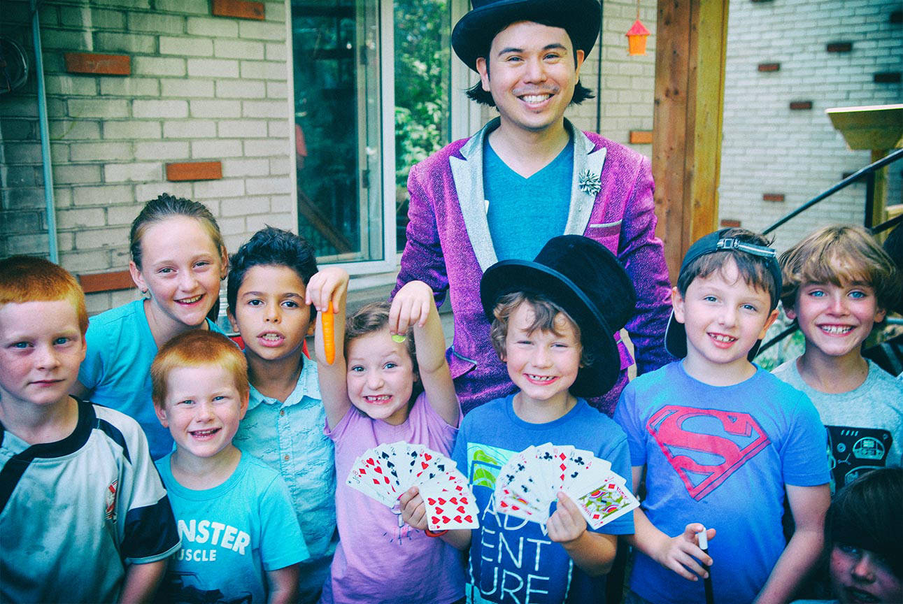 Yan avec les enfants de la fête