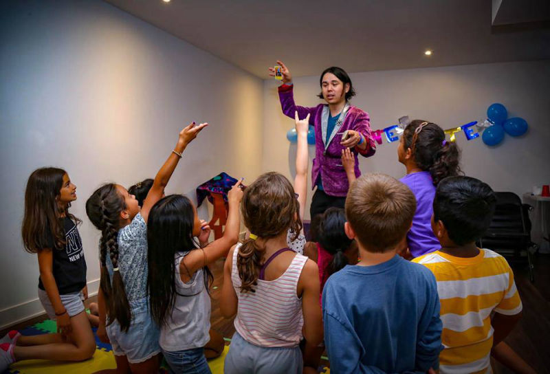 Magicien avec les enfants de la fête