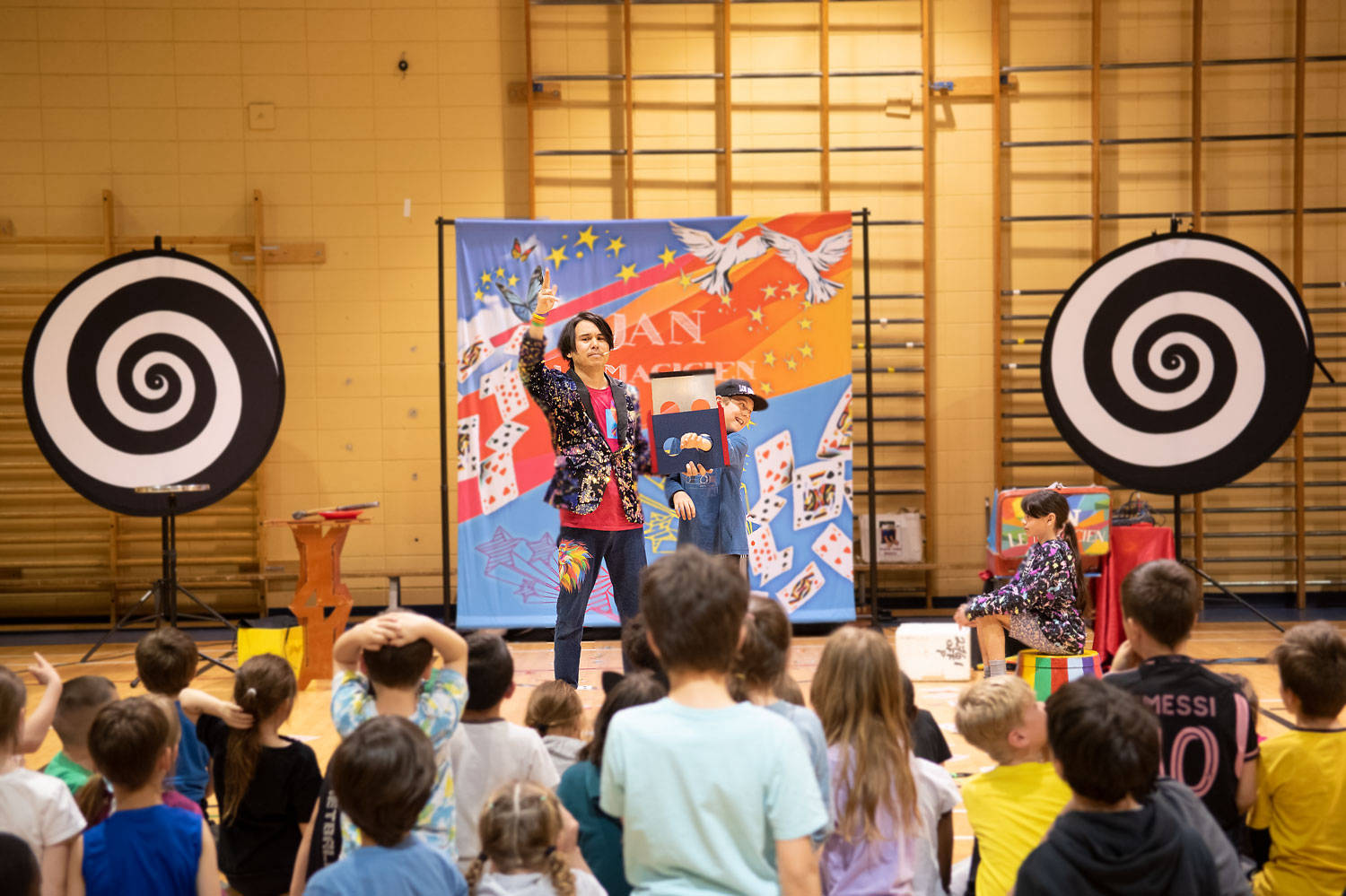 magicien avec guiotine et enfants