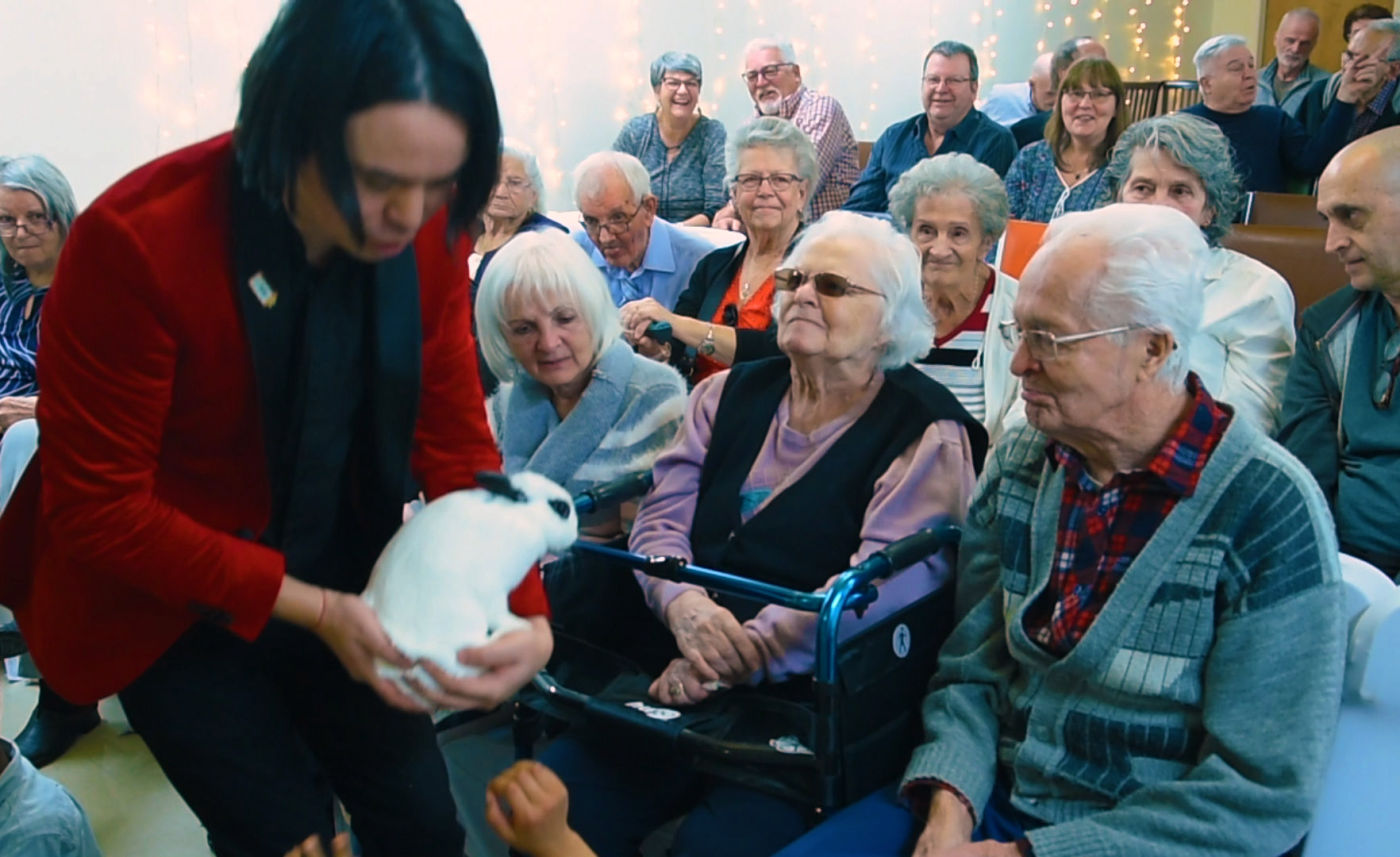 yan avec son lapin et groupe de personne agée