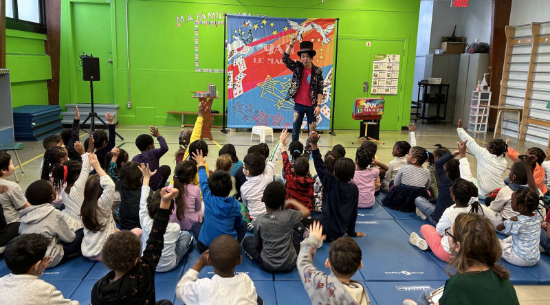 Yan avec group d'enfants de maternelle