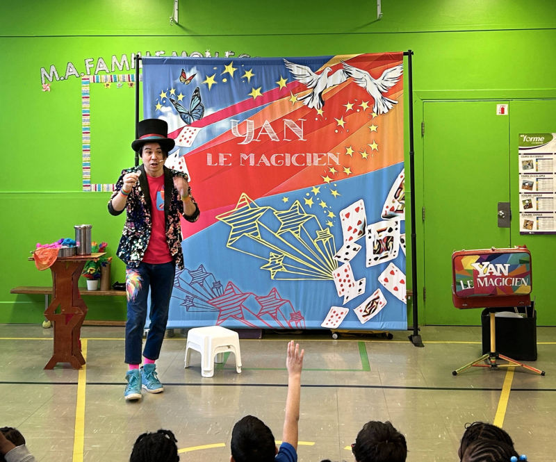 Yan le magicien avec décors coloré