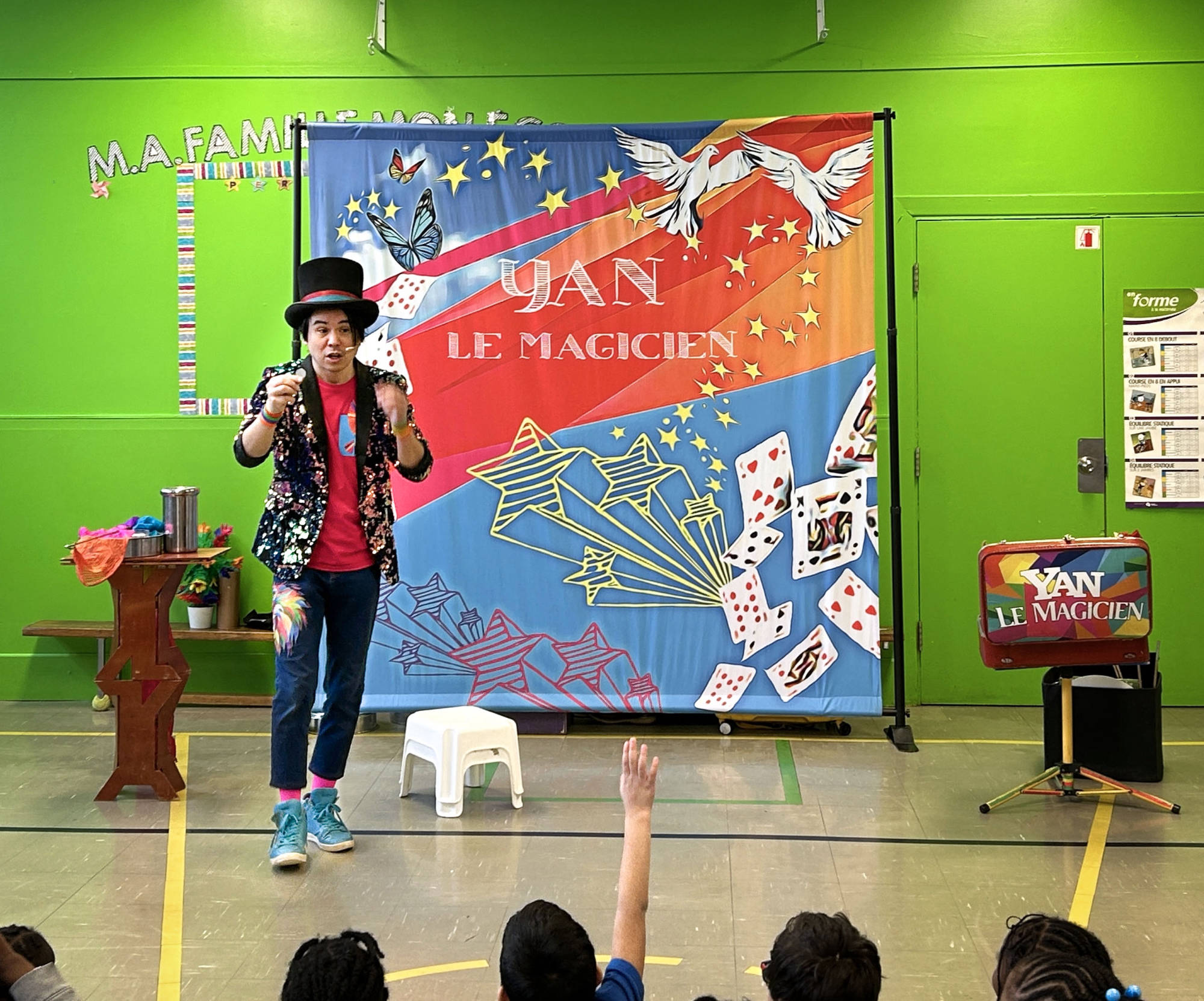 Yan le magicien avec décors coloré