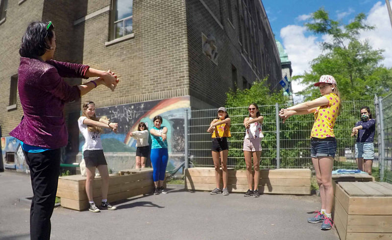 Yan qui fait de la magie interactive avec 5 enfants