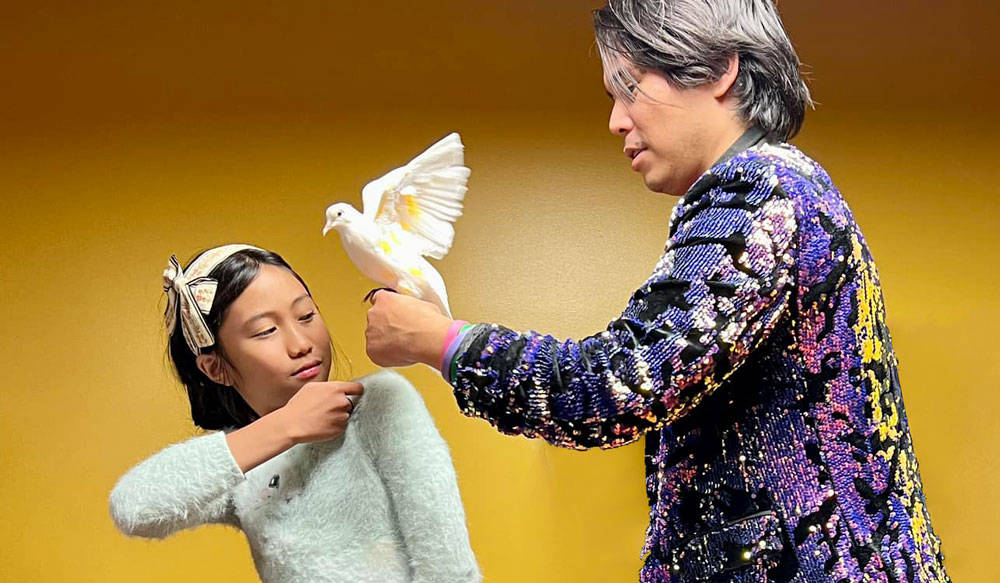 Yan le magicien avec colombe et enfant