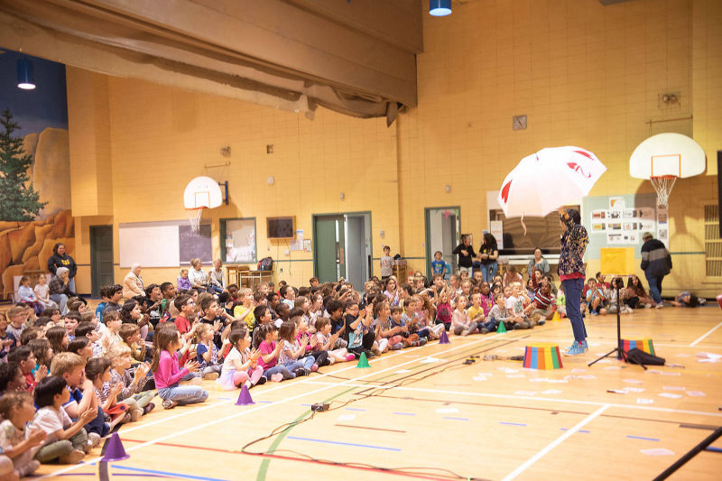 Élève du primaire dans le gymnase pour le spectacle