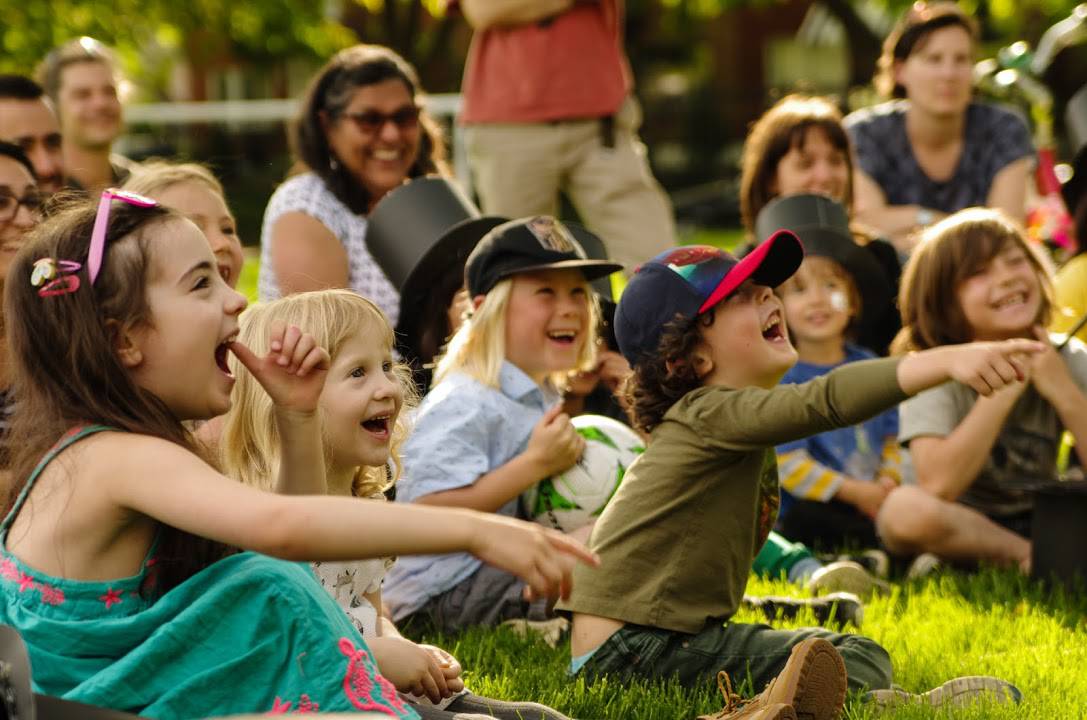 enfants qui regarde le spectacle de magie