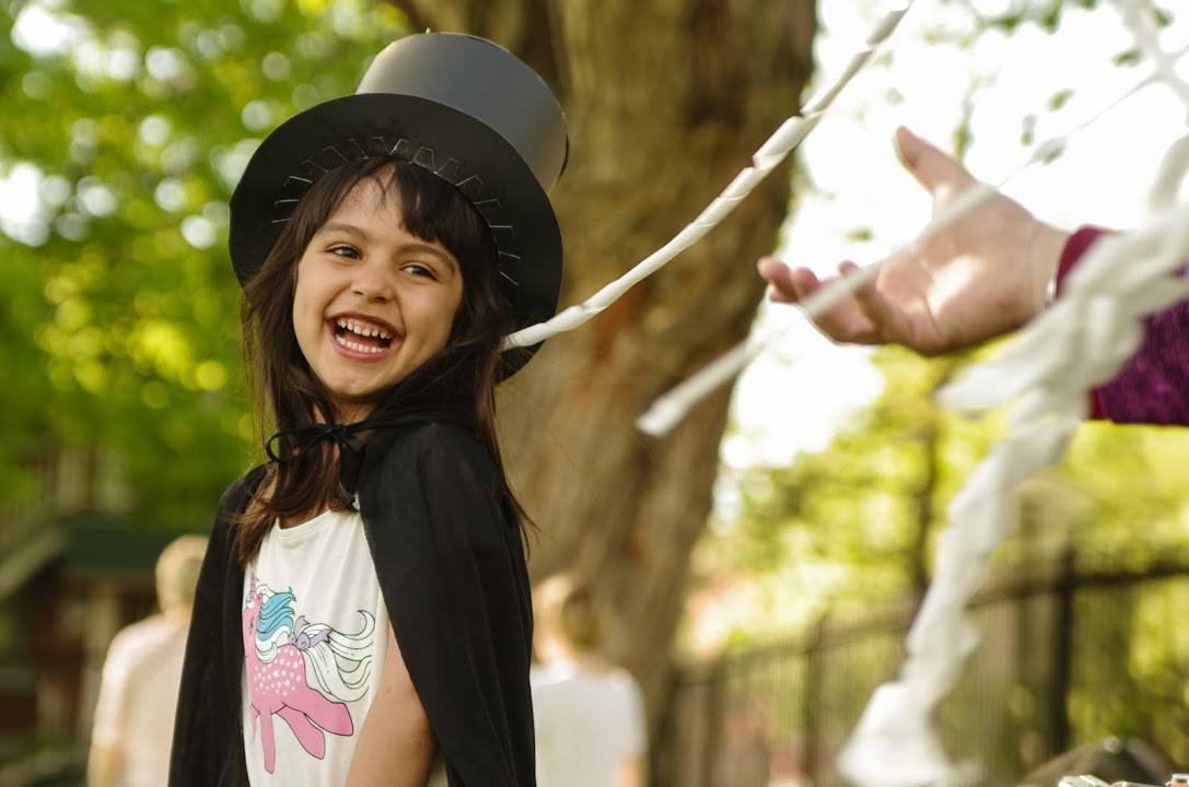 enfant magicienne avec ruban