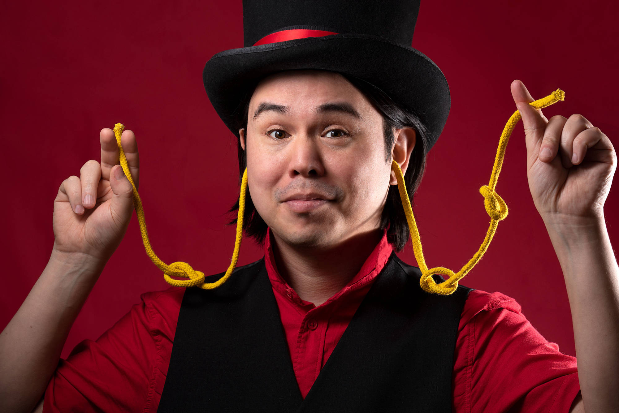 yan le magicien avec corde dans les oreilles