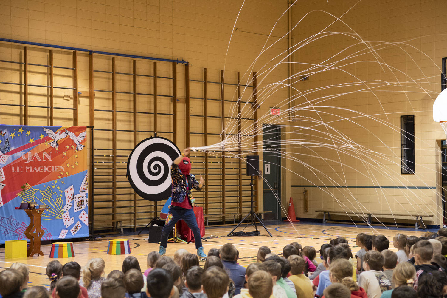 magicien en spiderman qui lance un fillet