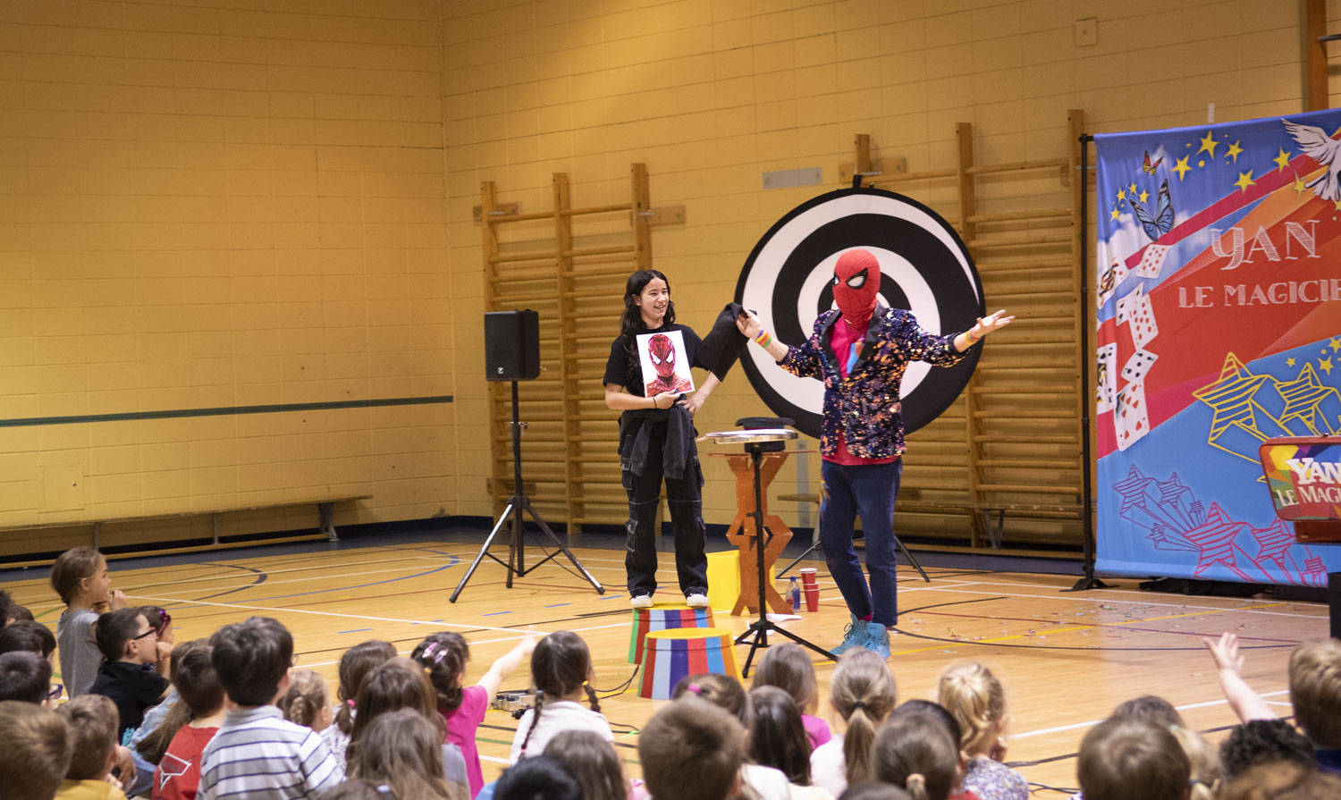 Enfant avec photo de spiderman et magicien spiderman a coté