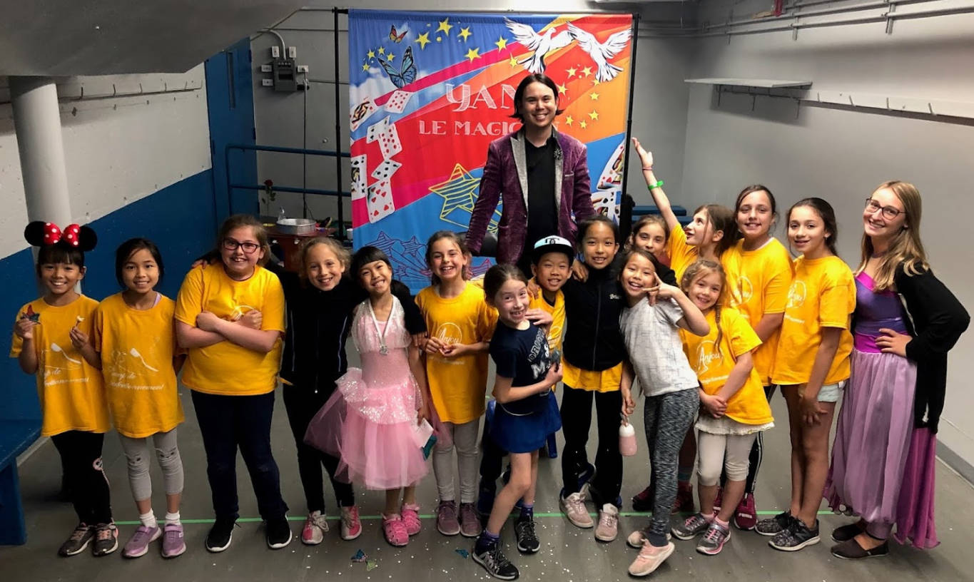 Yan le magicien avec un group au camp de jour